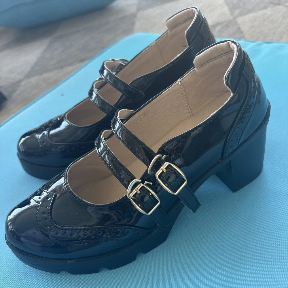 Black Patent Leather Wing Tip Mary Jane Chunky Heel Shoes Gold Buckle SZ 40 (9) - Picture 1 of 10